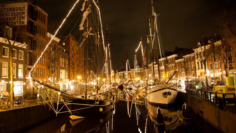 Historische schepen meren normaliter aan in de Groningse binnenstad. (Foto WinterWelVaart)