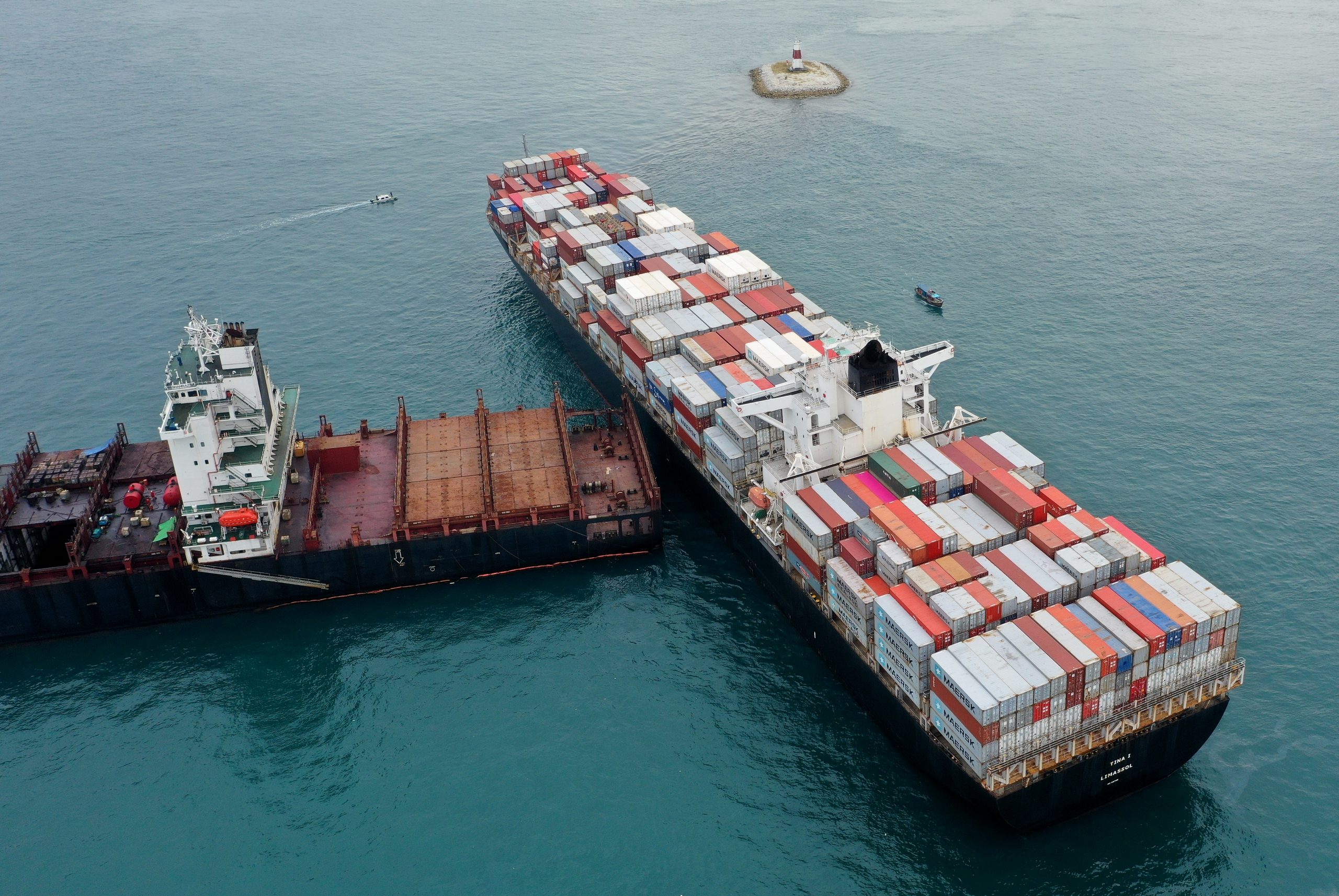 Het Iraanse containerschip lag al sinds mei 2020 aan de grond in de Straat Singapore. (Foto Piet Sinke - Maasmond Maritime)