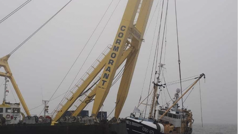 Hijsschip Cormorant van Multraship heeft de UK-171 geborgen. (Foto Politie)