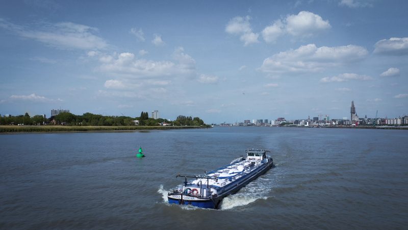 Het poedertankschip Gamma op de Schelde bij Antwerpen, semi-autonoom varend richting Zeekanaal. (Foto Seafar)