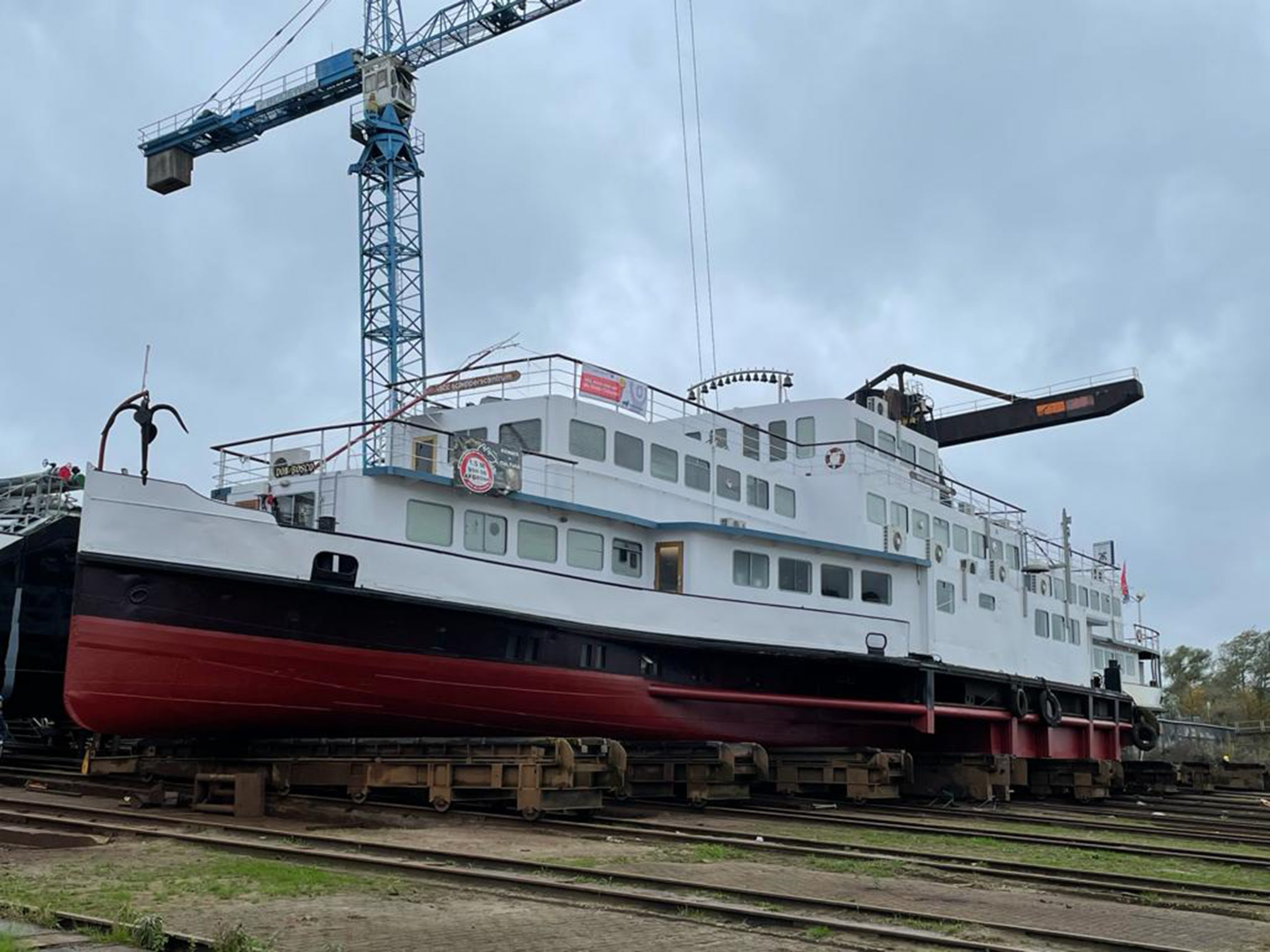 Het KSCC-schip op de helling in Millingen. (Foto’s Shipyard Millingen)