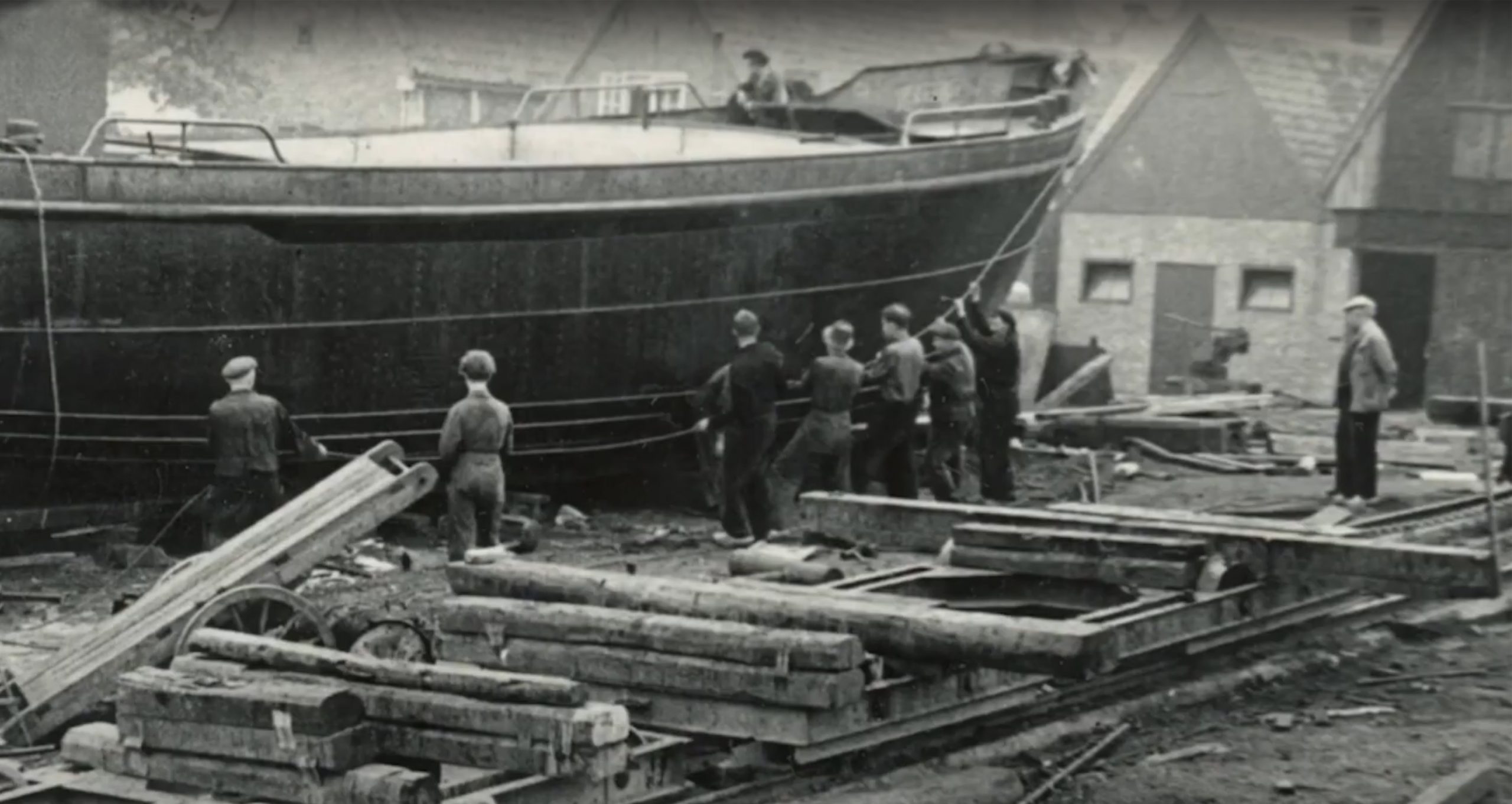 De opa van Albert Hakvoort schakelt van de houten botters over op stalen vissersschepen. (Foto Hakvoort Shipyard)