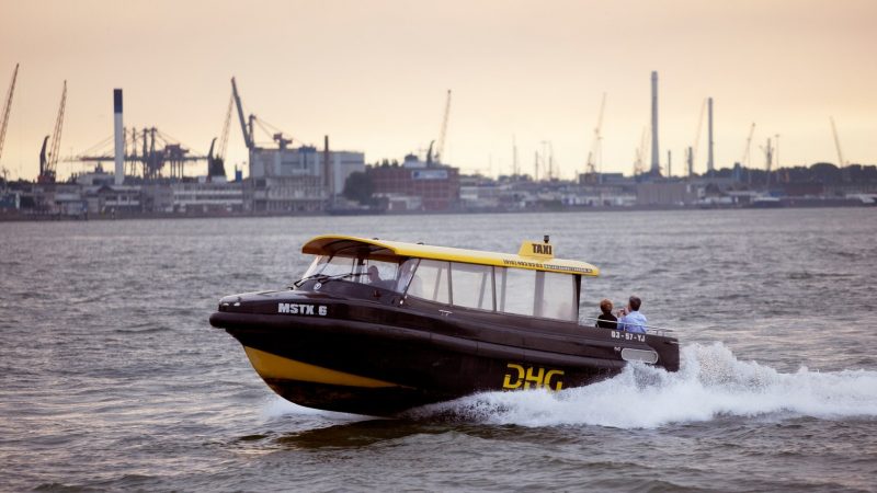 De vloot van Watertaxi Rotterdam bestaat uit 15 karakteristieke zwart-gele MSTX-taxi's.