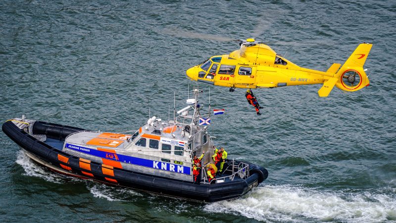 Een gezamenlijke actie van de reddingsboot Jeanine Parqui van het station Hoek van Holland en de SAR helicopter van de Kustwacht. (Foto KNRM)