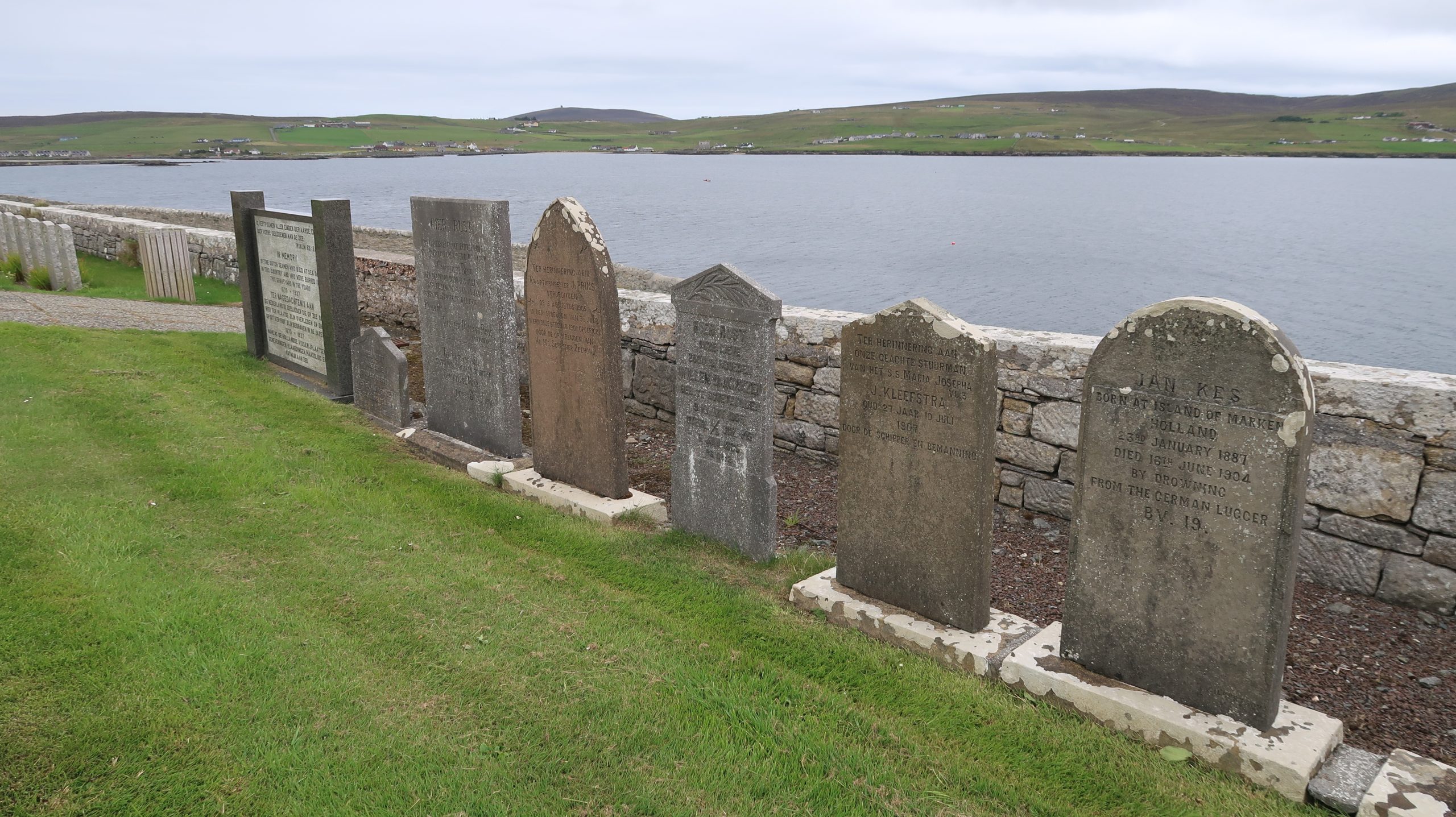 Vijf grafstenen staan netjes op een rij. (Foto’s W.M. den Heijer)