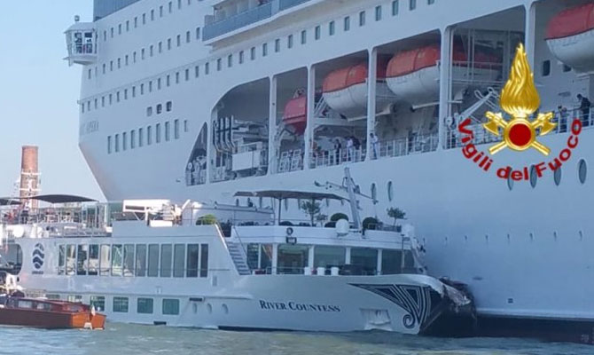 Het cruiseschip MSC Opera voer zondagmorgen 2 juni in Venetië met flinke snelheid tegen het afgemeerde, onder Nederlandse vlag varende riviercruiseschip River Countess.
