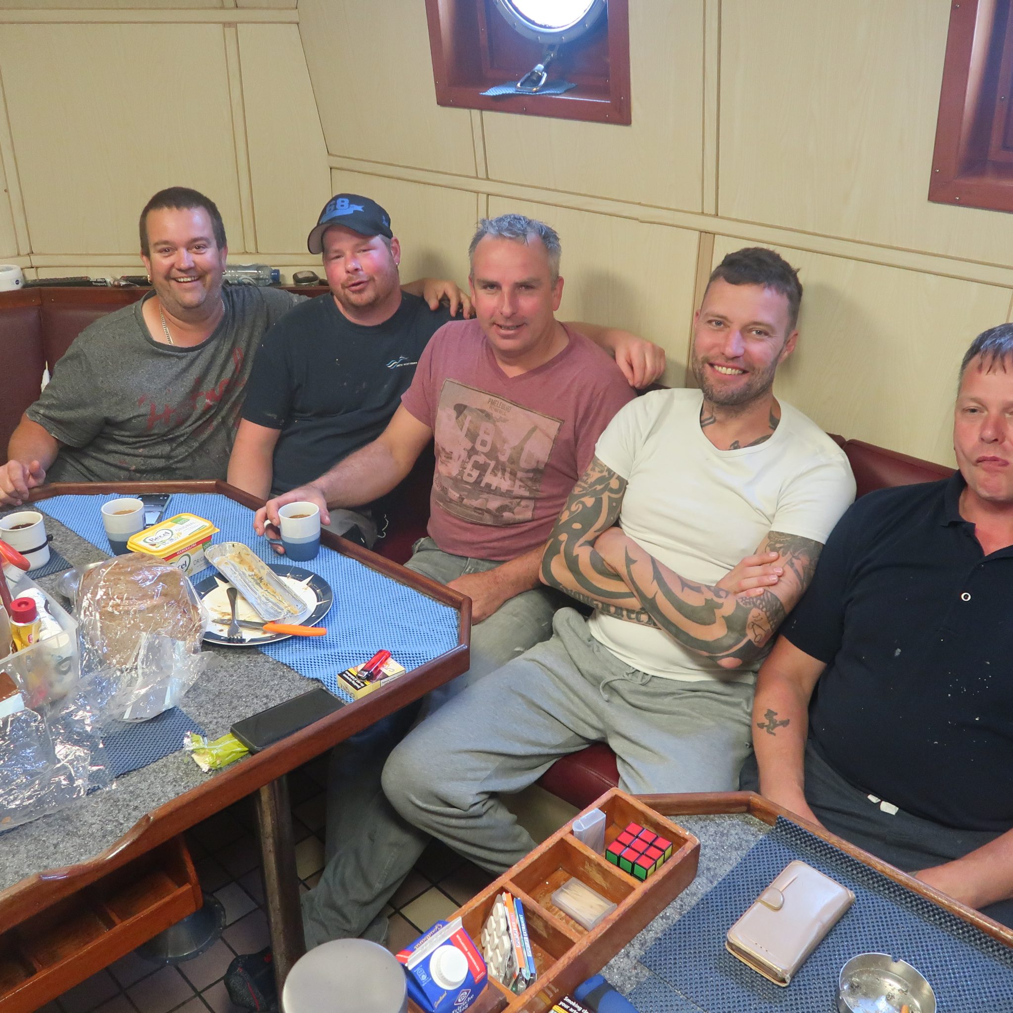 De bemanning van links naar rechts Dennis Boom, Robin Bakker, schipper Pieter Peereboom, Henk Regtop en monteur Gerard Slotemaker. (Foto W.M. den Heijer)
