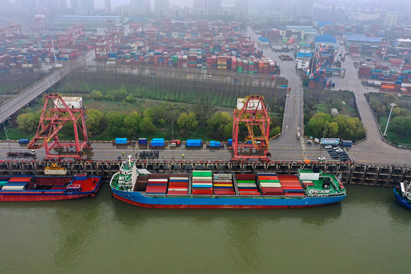 De Hanhai 5 is het grootste containerbinnenvaartschip van China. (Foto Xinhua)