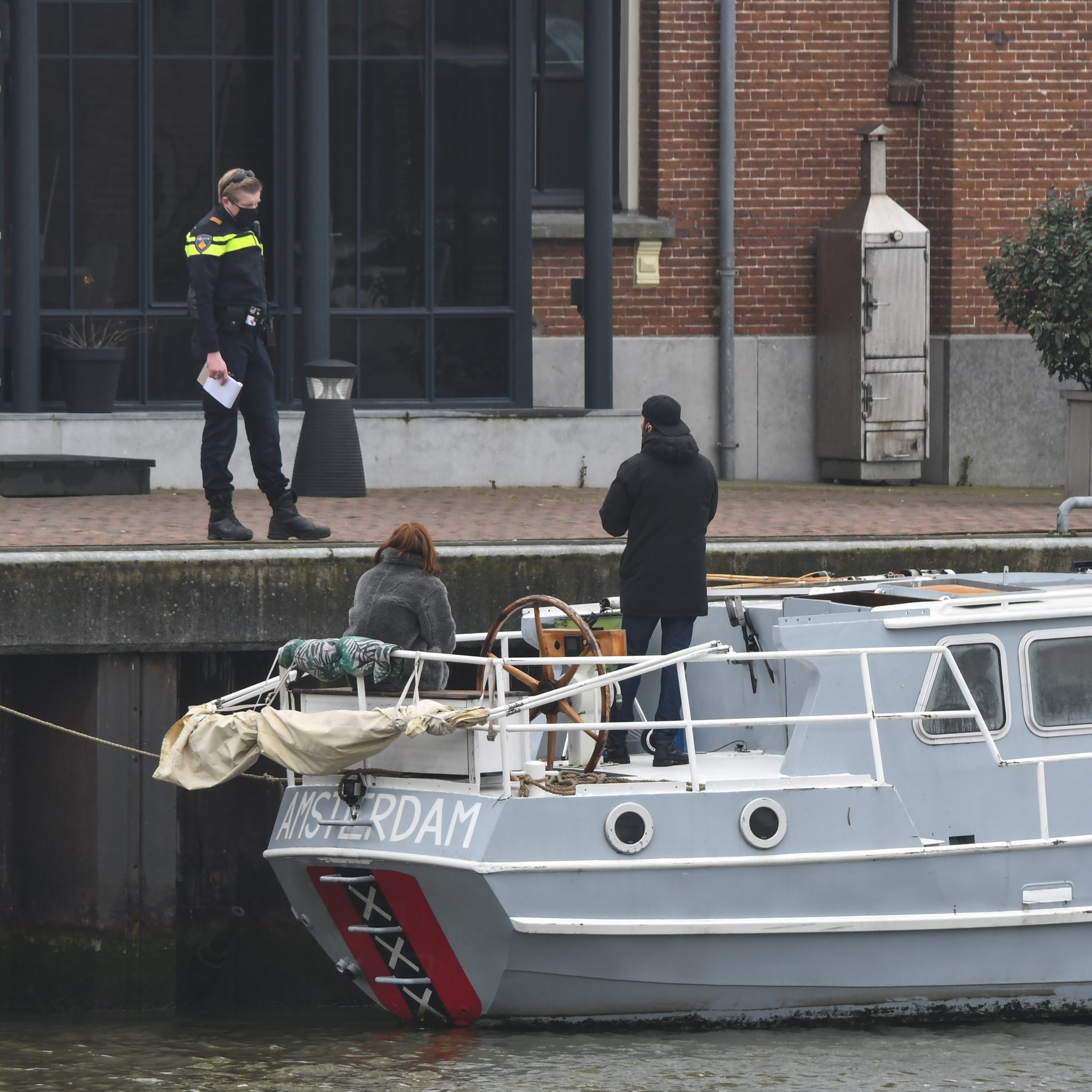 De boot van Douwe Bob ligt afgemeerd in de haven van Harlingen. (Foto ANP/Kappers Media)