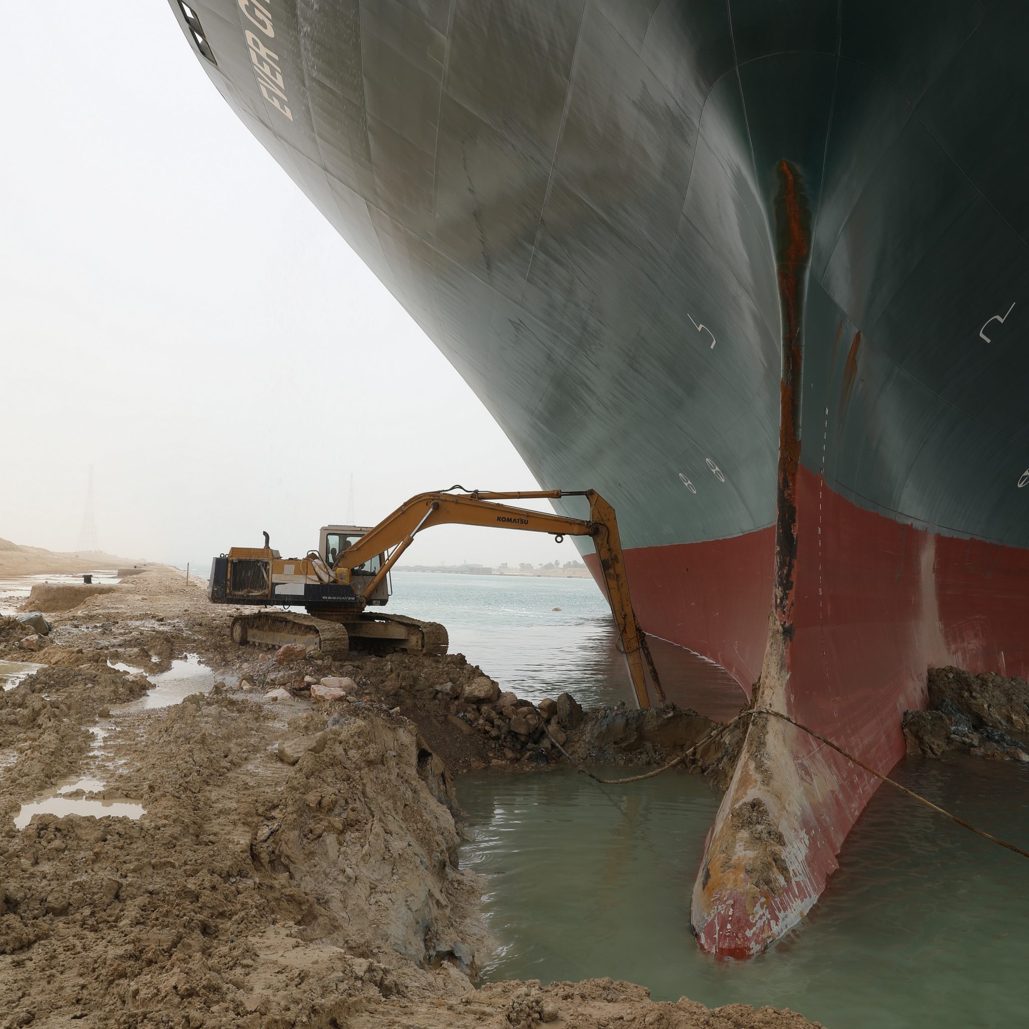 Er wordt druk gewerkt aan het loskrijgen van de Ever Given (Foto Suez Canal Authority)