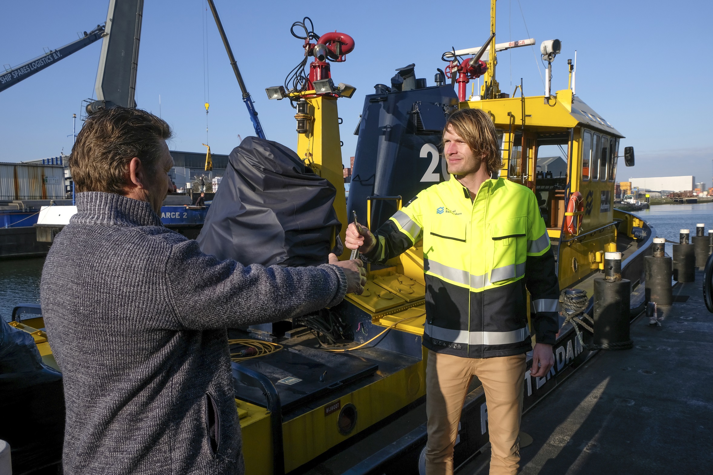 Siebren Dijkstra van het Havenbedrijf overhandigt de sleutels aan nieuwe eigenaar Siebo Zijsling. (Foto Ries van Wendel-de Joode/Havenbedrijf Rotterdam)