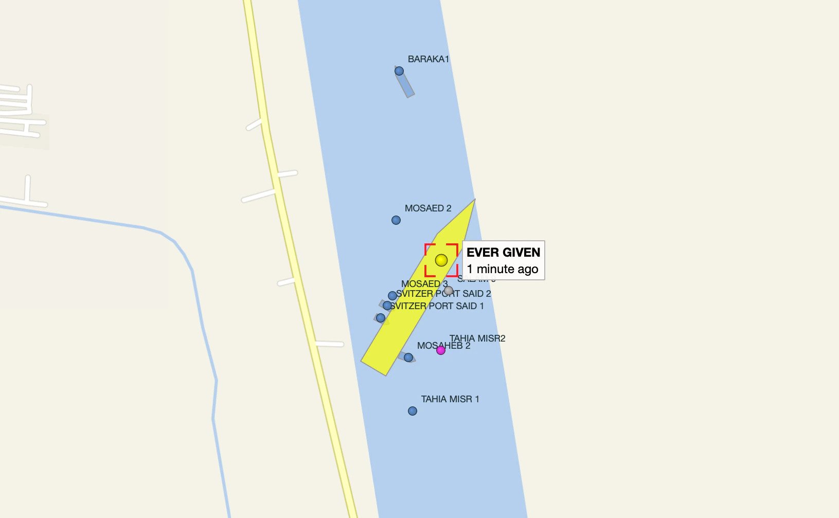 Op VesselFinder is te zien dat veel schepen vast zijn komen te liggen in het kanaal. (Beeld VesselFinder)
