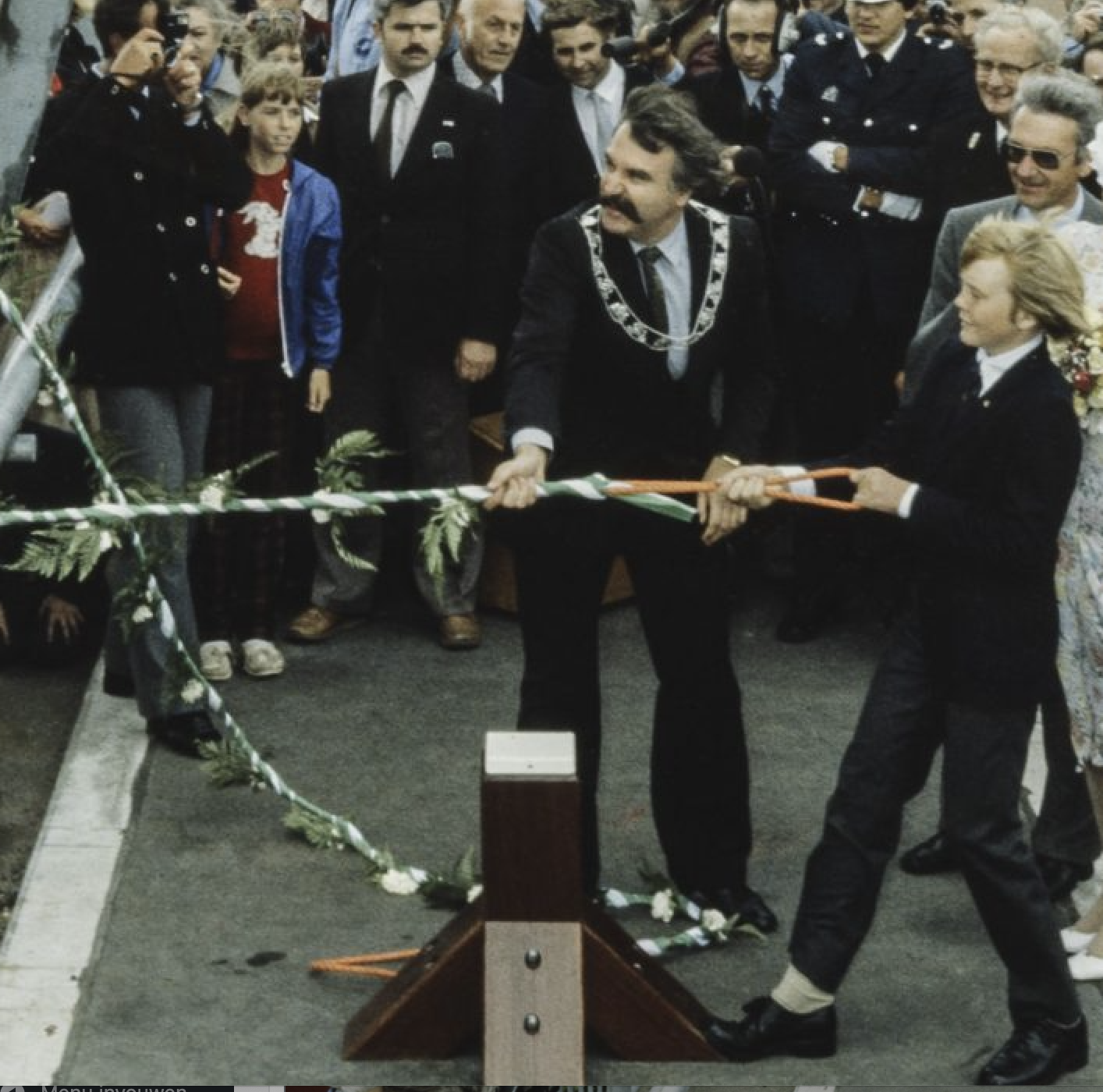 Bijgestaan door koningin Beatrix en burgemeester Van der Louw opent prins Willem-Alexander de nieuwe Willemsbrug.