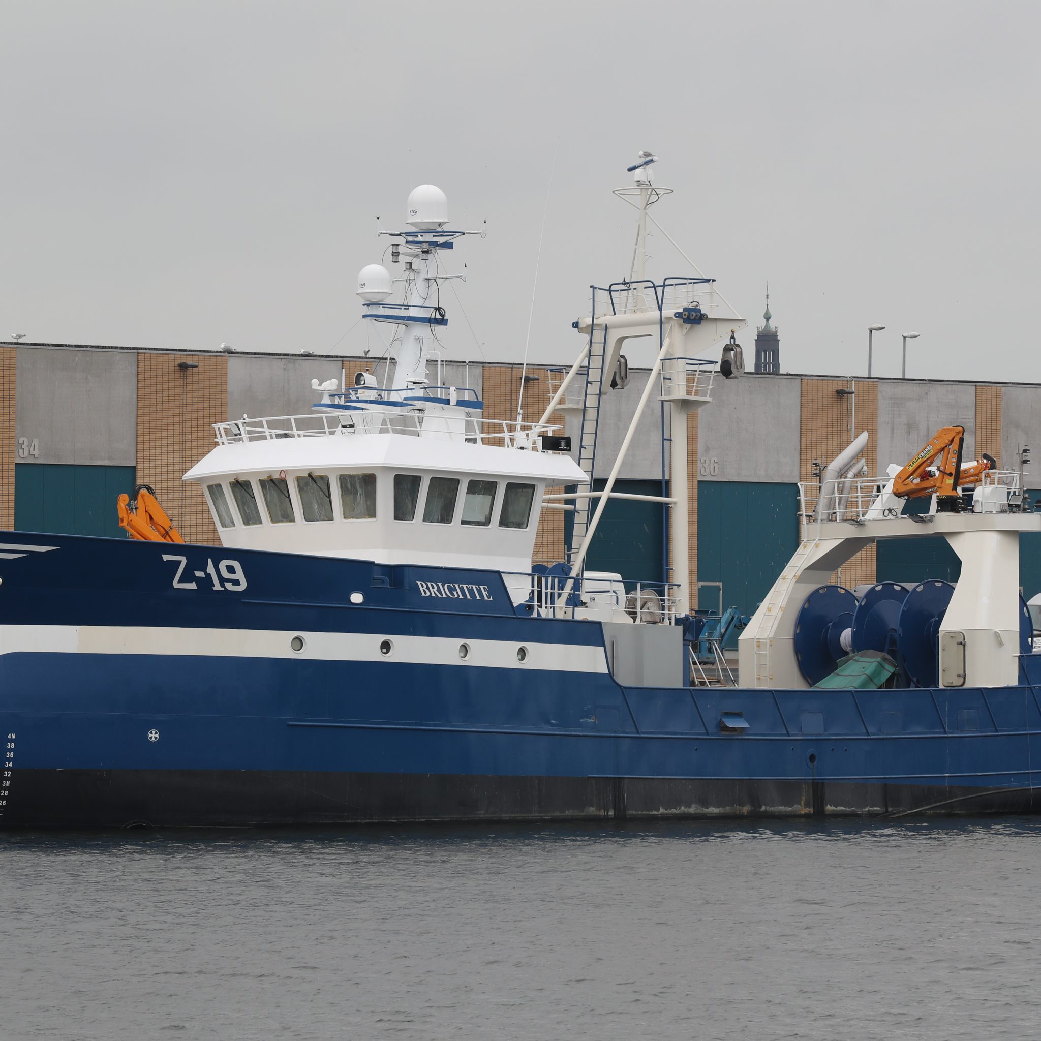 De Z-19 aan de afbouwkade in het visserijdok van Oostende. (Foto Bram Pronk)
