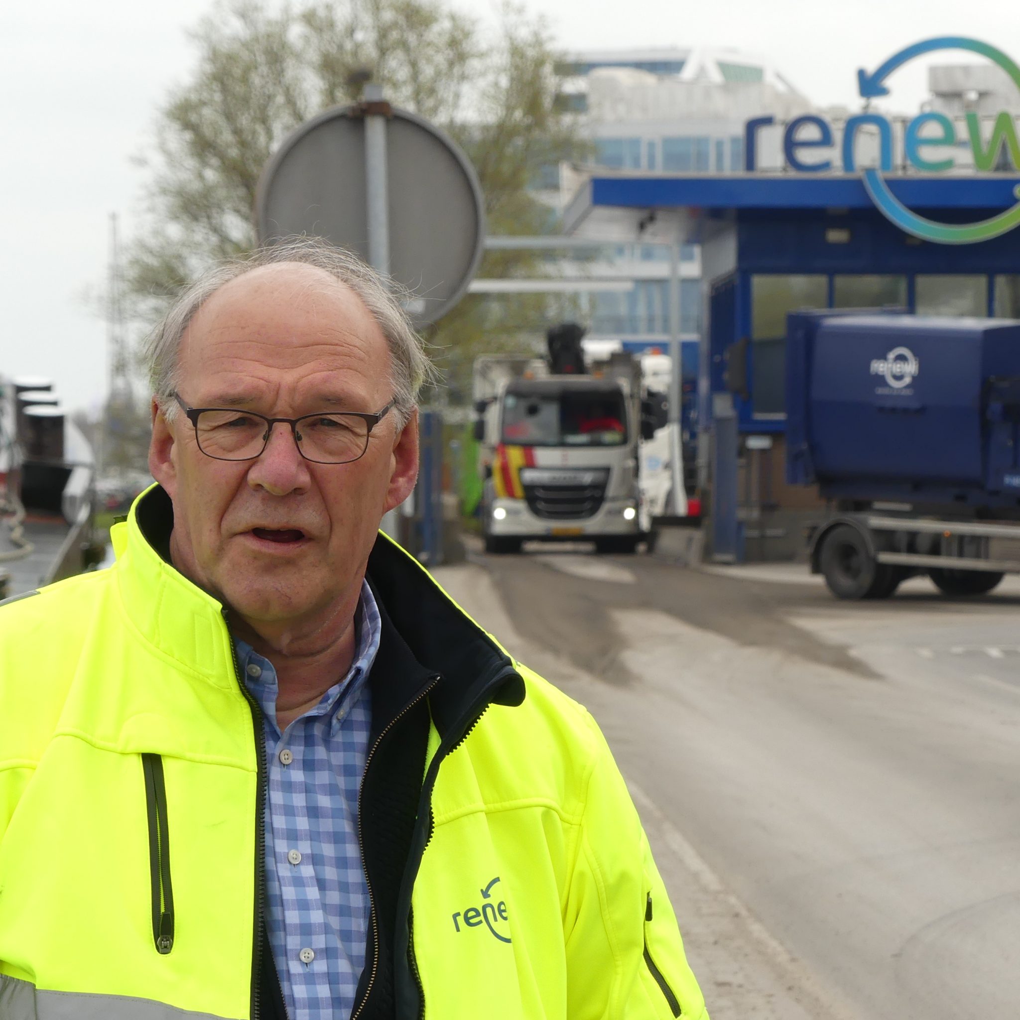 Gerard Veldhuijzen voor de Renewi-locatie aan de Nieuwe Hemweg te Amsterdam tussen binnenvaart en wegvervoer. (Foto Heere Heeresma jr.)
