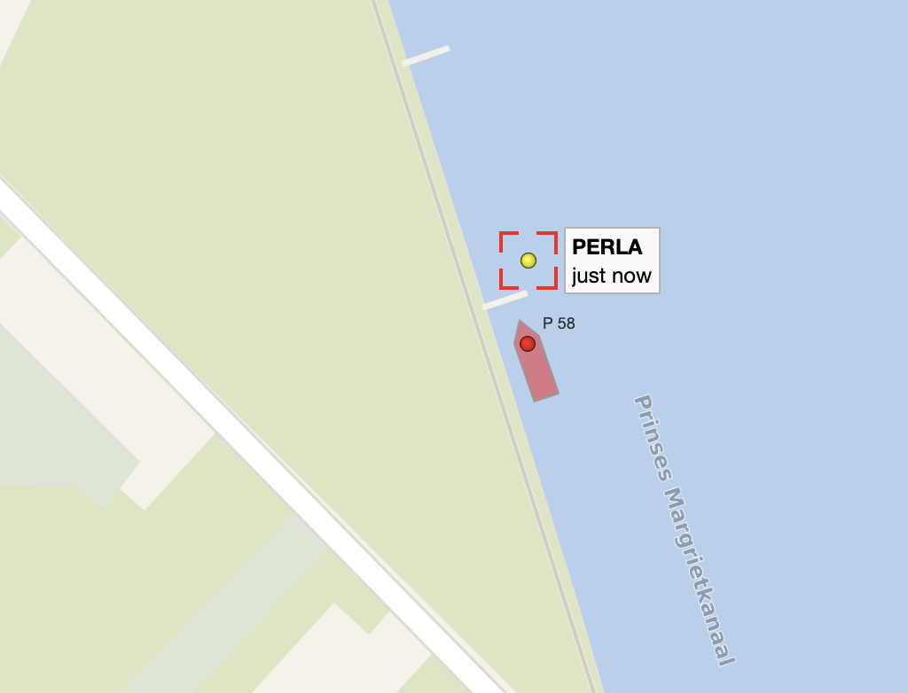 Uit de AIS-gegevens blijkt dat de P59 van de politie naast de Perla ligt.