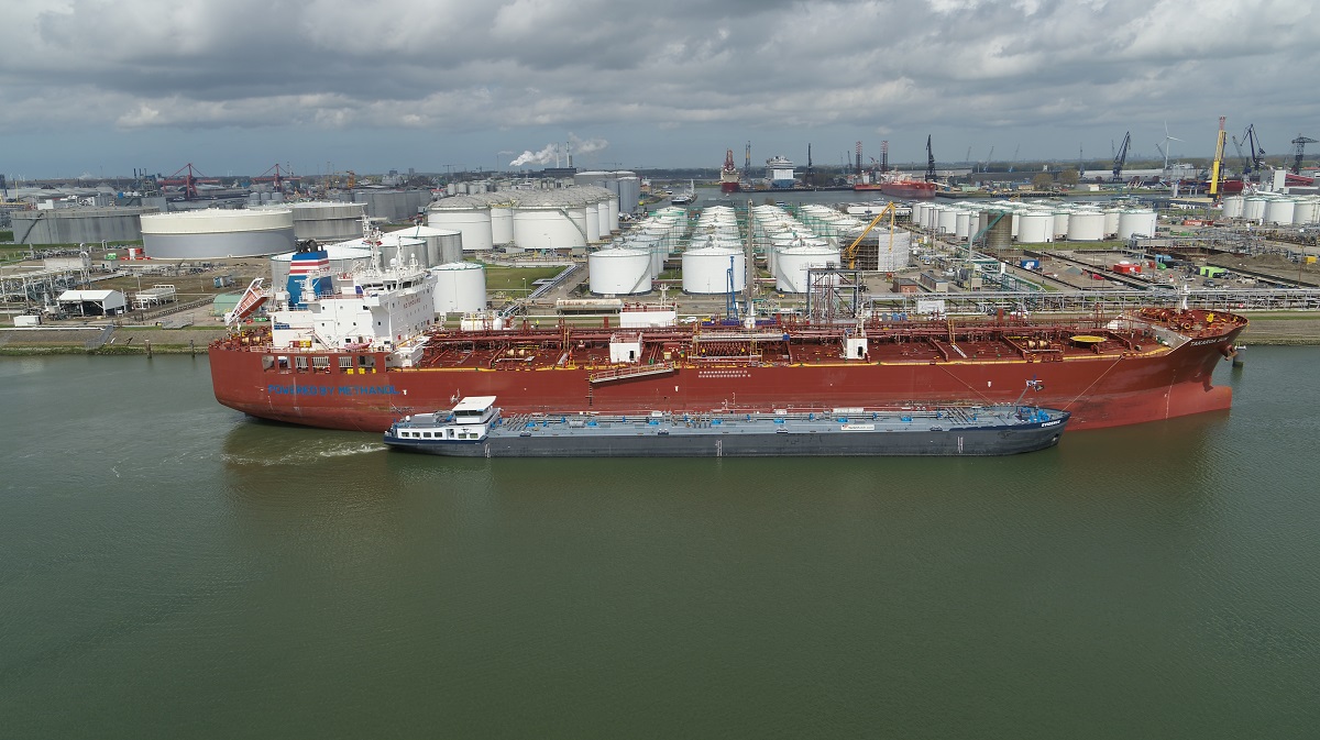 Een wereldprimeur in Rotterdam. De eerste ship-to-ship bunkering van methanol. (Foto Vesselfinder)