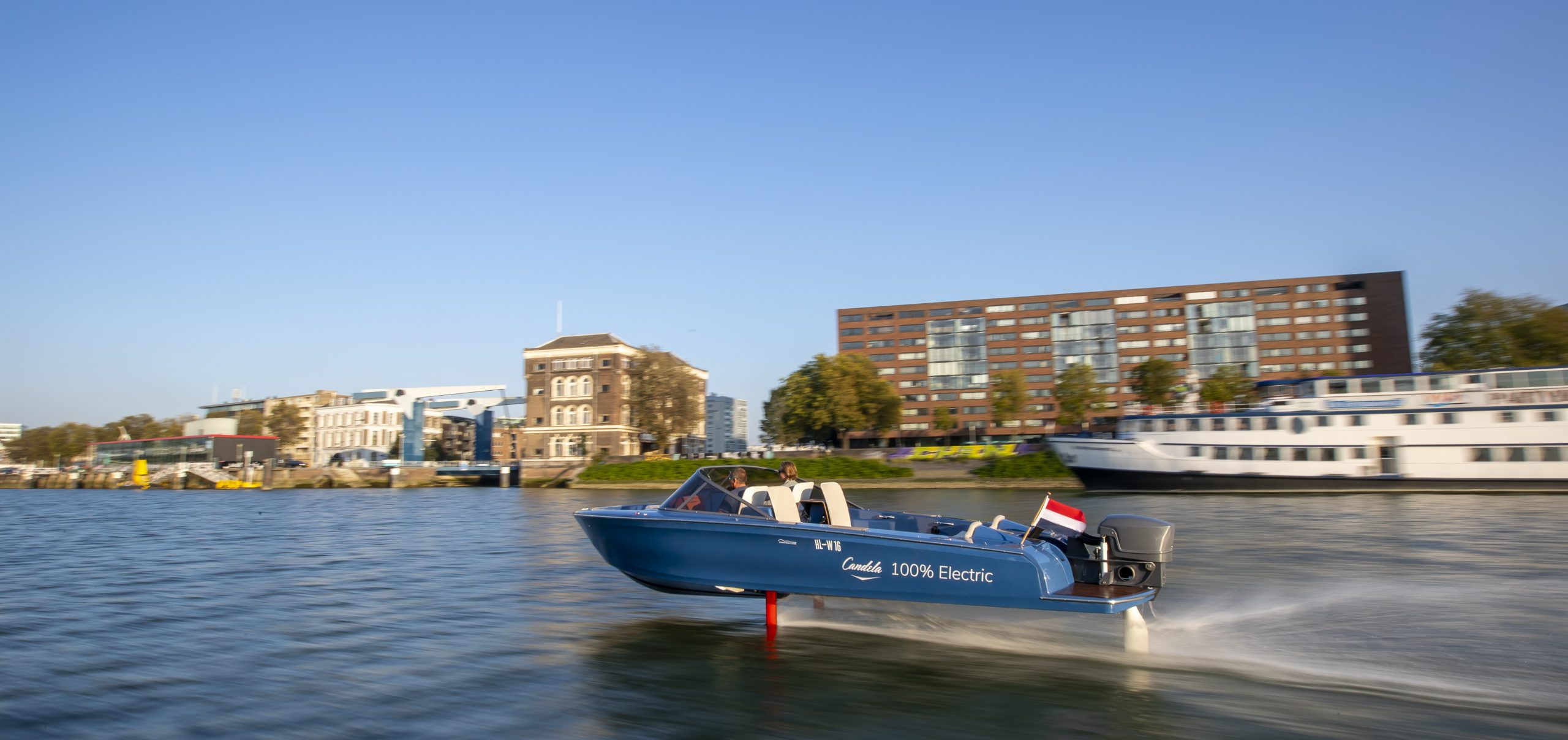 De Candela P-7 voer al eens door Amsterdam. (Foto Sander van der Borch / Energyboats.com)