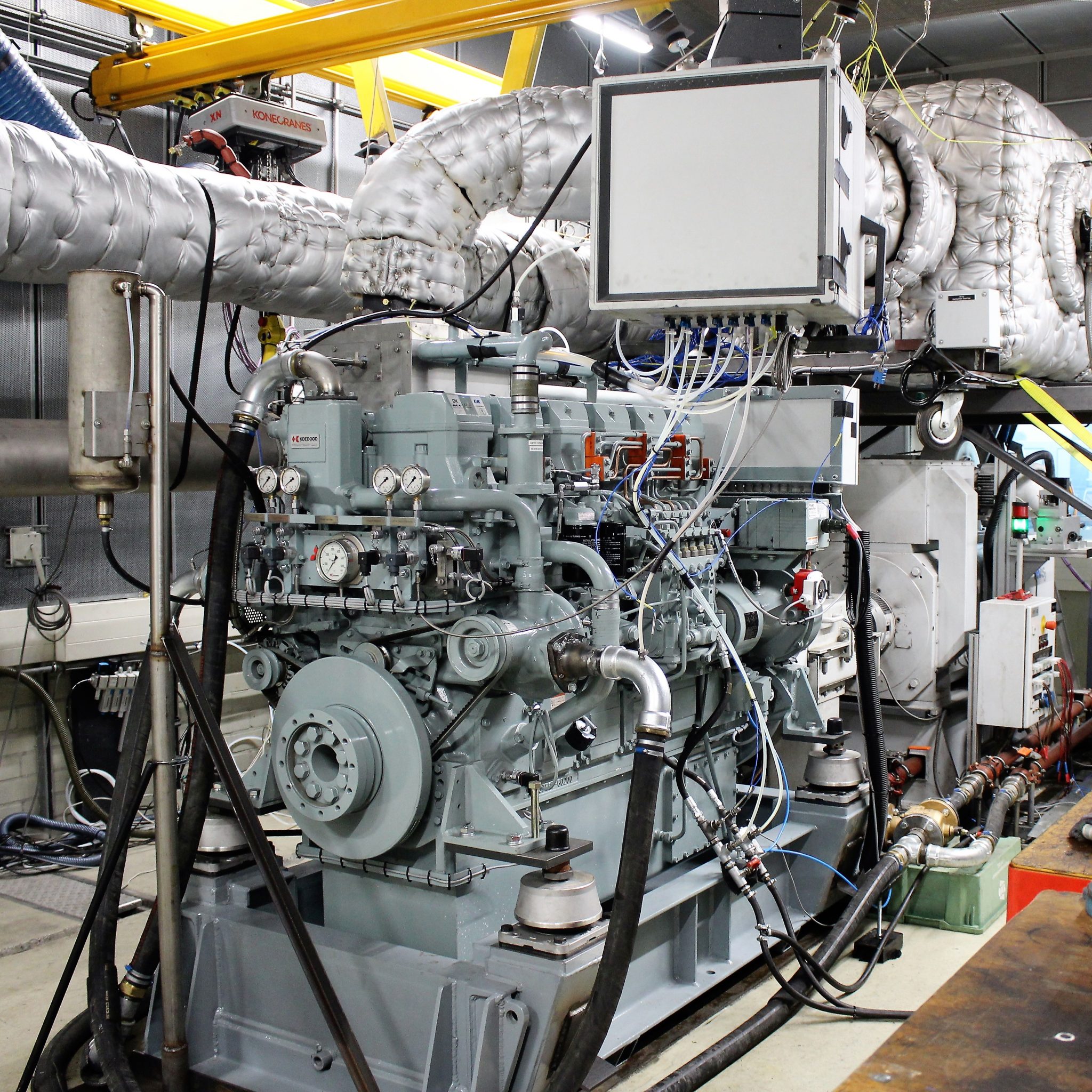 De zescilinder Mitsubishi S6R-MPTK/ MPTAW  op de testbank van het Powertrain Test Centre van TNO. Met de IWW Stage V-certificering van deze motor wordt de tot 16 cilinders doorlopende MPTK/MPTAW motorenfamilie (470 tot 1250 kW) in één keer gecertificeerd. De door Koedood Marine gecertificeerde motoren komen straks als KEES motoren (Koedood Engine Emission System) op de markt.