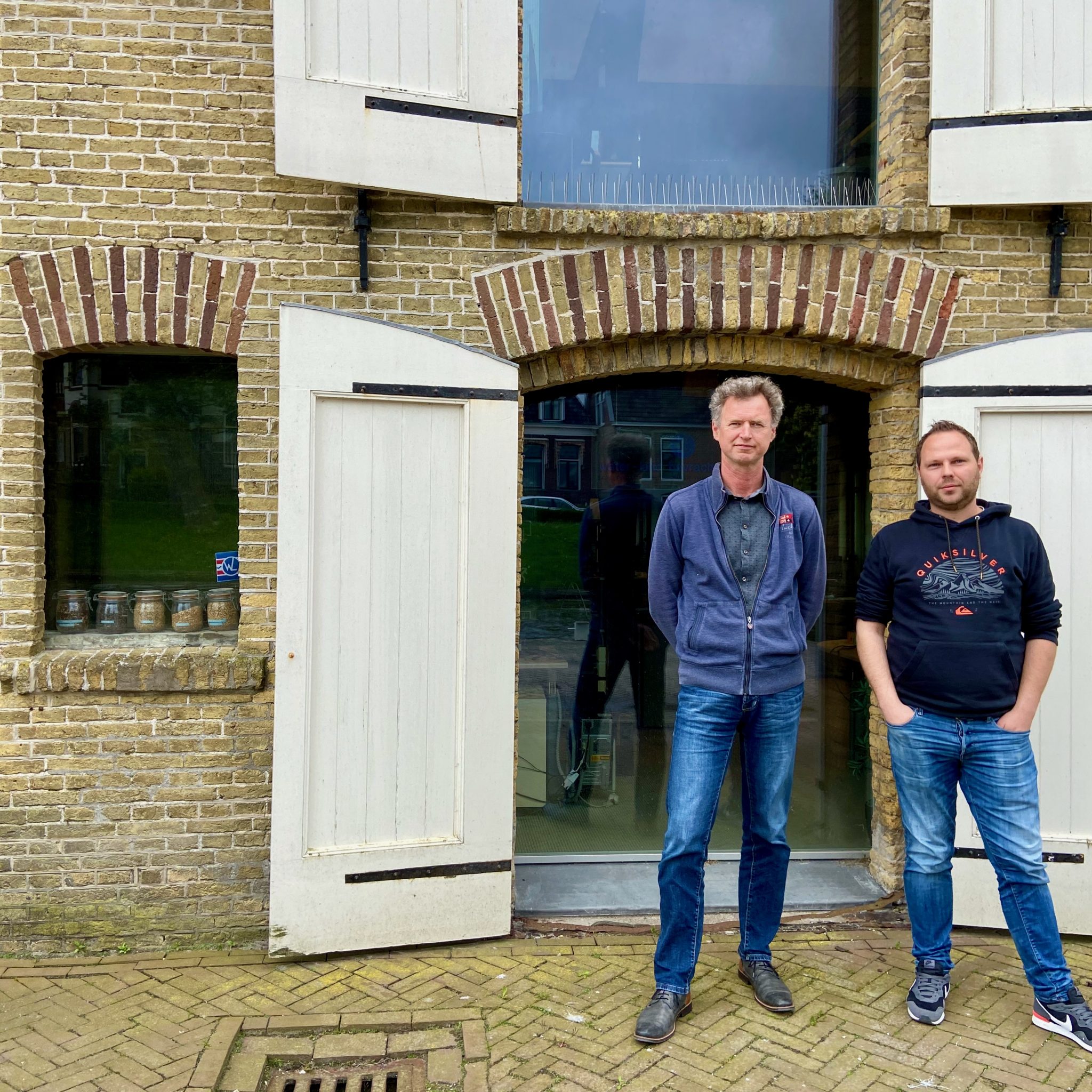 Siegfried Kingma (links) en Haye Pasma van WaterLand Bevrachtingen voor hun kantoor in Franeker. (Foto Loek Mulder)