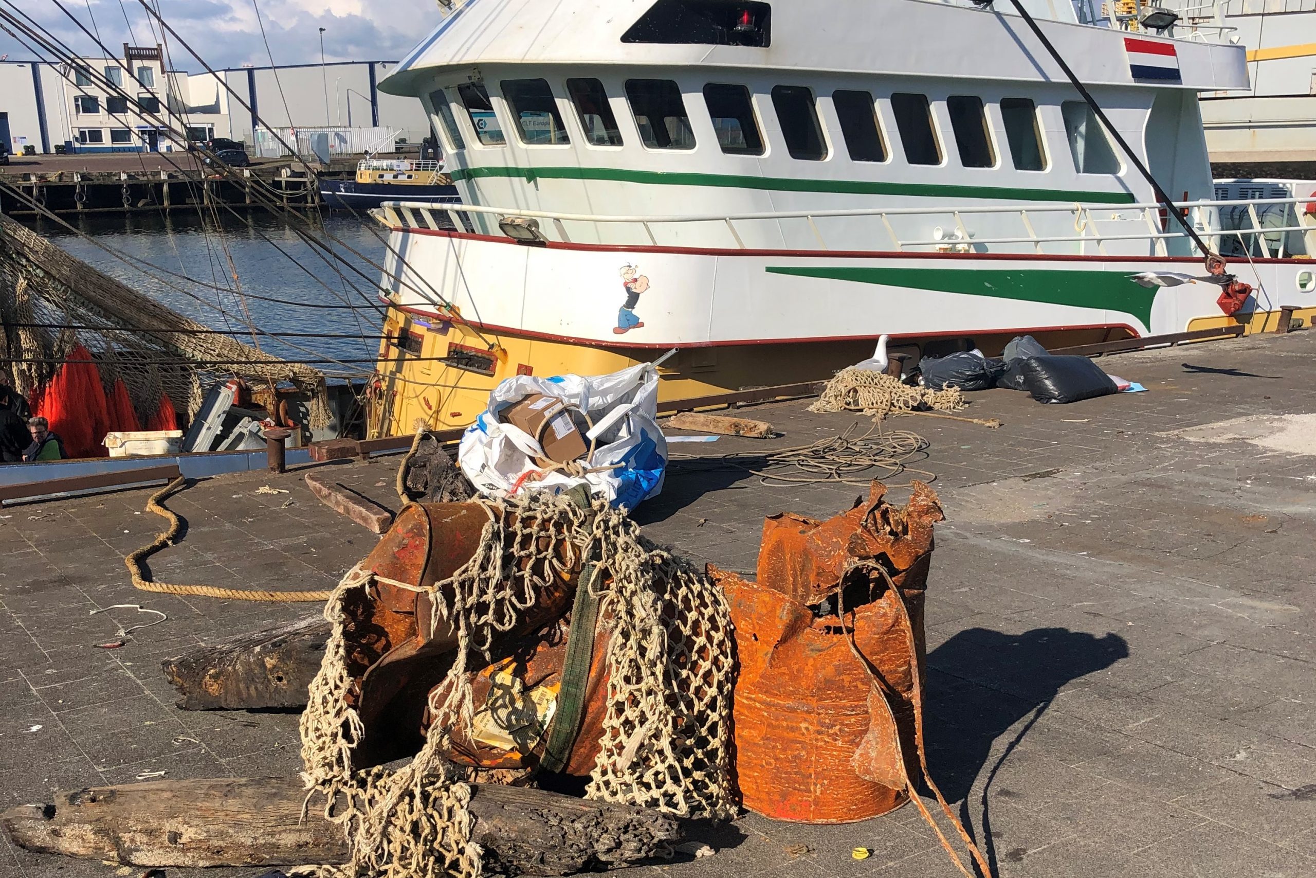 De troep op de kade komt grotendeels uit zee en is het resultaat van het Fishing for Litter-project.