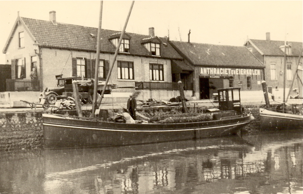 In 1935 is antraciet- en eierkolenhandel Van Iperen een van de belangrijkste gebruikers van de haven. In 1961 is het allemaal voorbij.