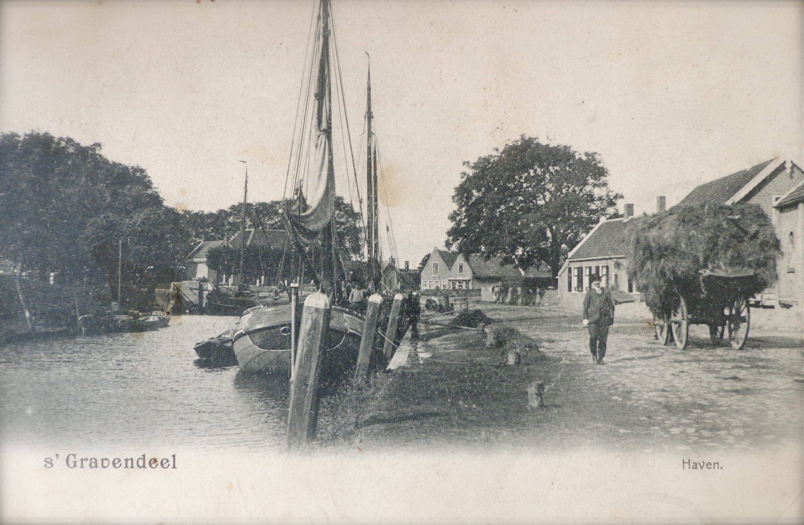 Deze foto is genomen in 1900. Een tjalk, een hooiwagen, zomerrust, zo lijkt het. Zeeschepen komen er dan in elk geval al lang niet meer.