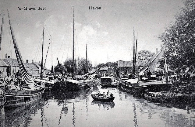 In 1925 is ook in 's Gravendeel het tijdperk van de motorschepen aangebroken. Er is volop bedrijvigheid.