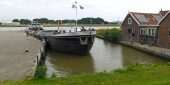 Een piepklein insteekhaventje is alles wat rest van wat ooit een van de belangrijkste havens van Zuid-Holland was. De Dei Gratia maakt er nog goed gebruik van. (Foto Arie Pieters)
