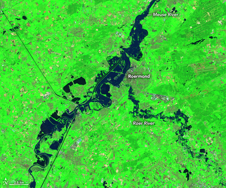 Het hoge water is ook te zien op satellietbeelden van NASA. 