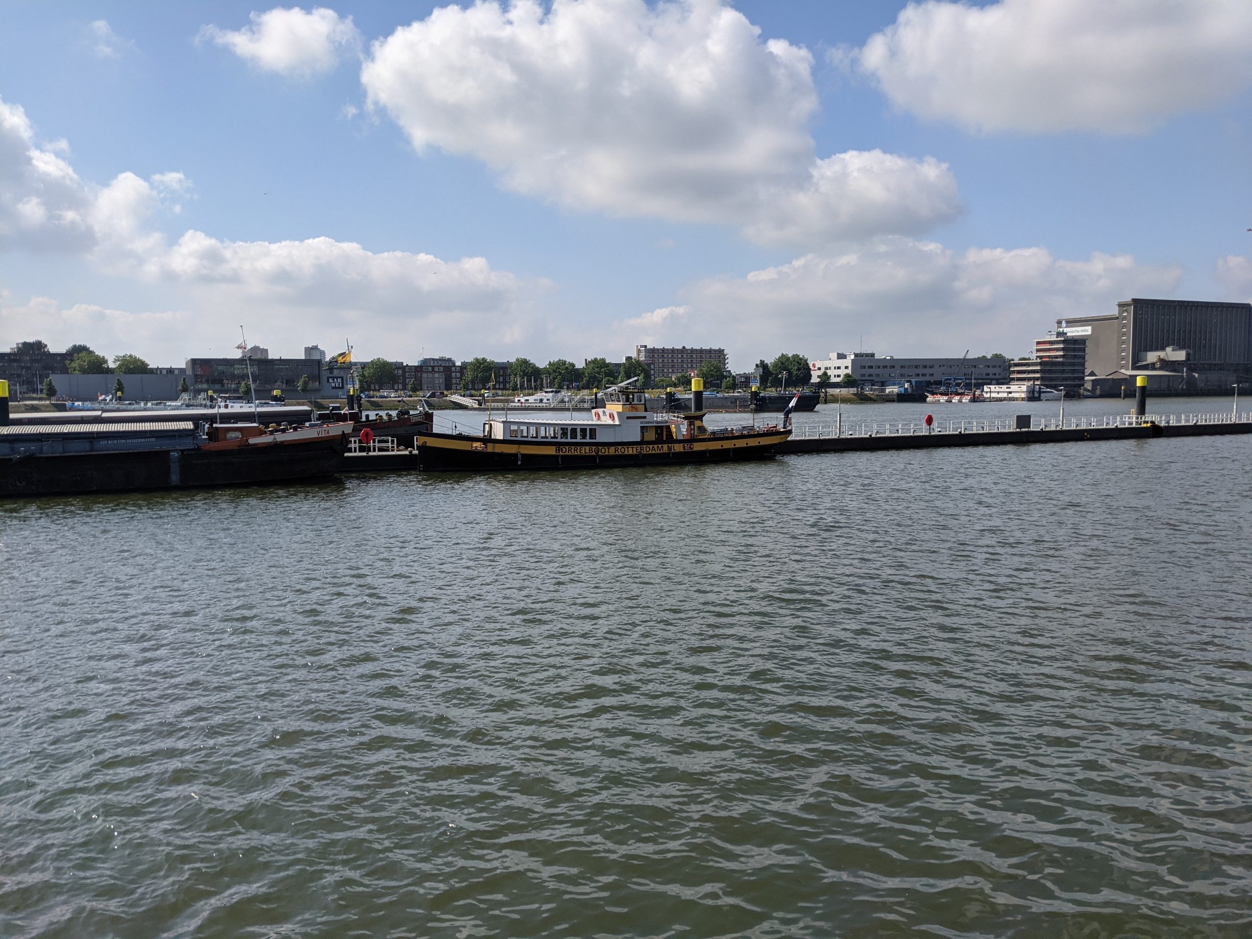 Ome Aad's Borrelboot ligt nu nog in de Maashaven, maar gaat verhuizen naar de Leuvehaven. (Foto Jelmer Bastiaans)