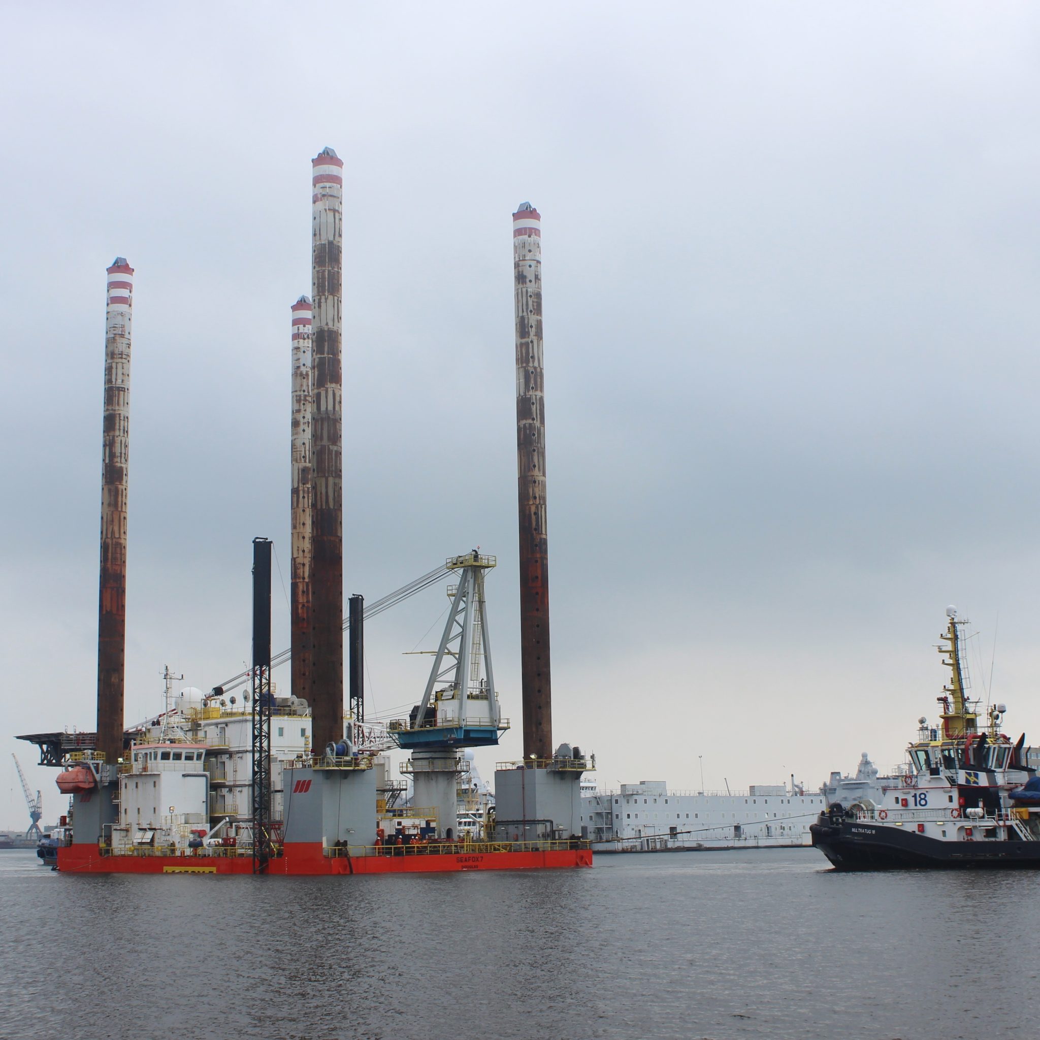 De Seafox 7 wordt de buitenhaven van Den Helder binnengesleept. (Foto Paul Schaap)