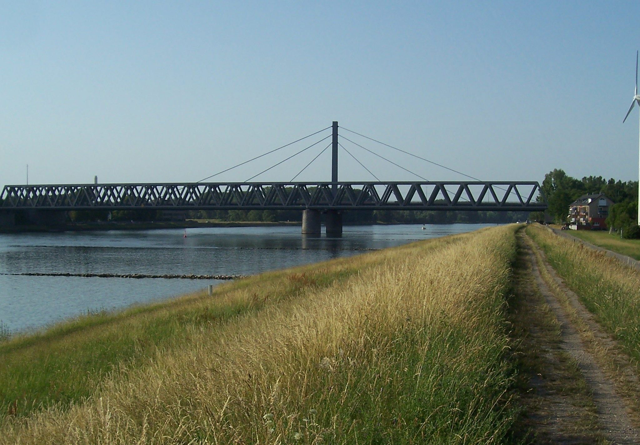 De Rijn bij de Eisenbahnbrücke in de buurt van Karlsruhe. (Foto Wikimedia/Andreas Keller)
