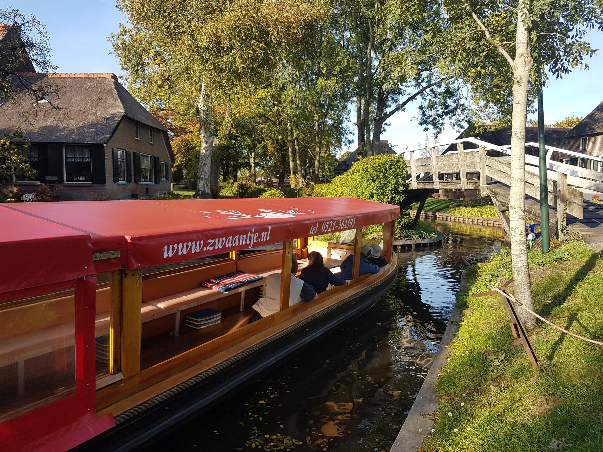 In Giethoorn kan je naast zelf varen ook jezelf laten rondvaren. (Foto 't Zwaantje)
