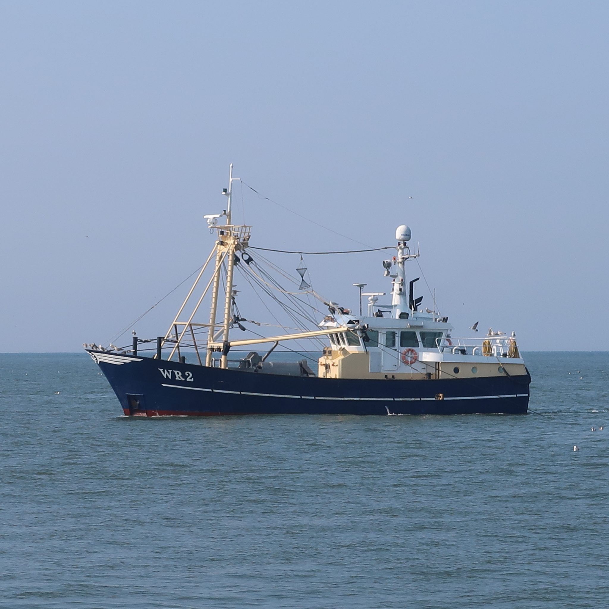 De WR-2 van Patrick de Visser zit voor de kust van Huisduinen achter garnalen aan. (Foto W.M. den Heijer)