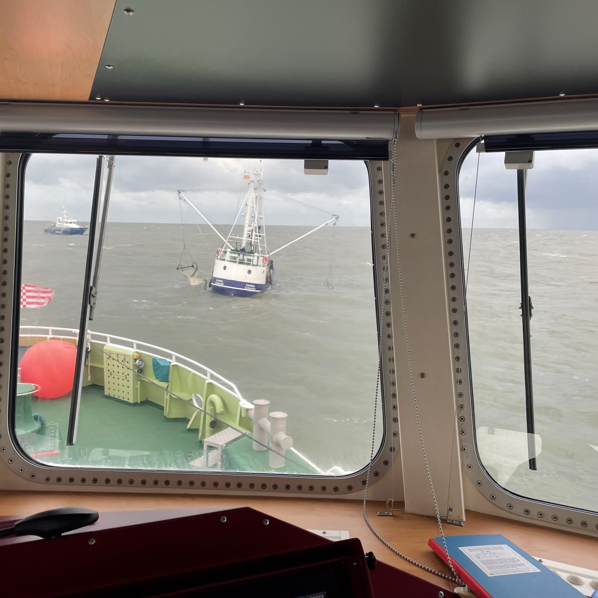 Kort voor het zinken werd de kotter gefotografeerd vanaf de brug van de reddinboot Anneliese Kramer van het DGzRS station Cuxhaven. Op de achtergrond de reddingboot Sylt. (Foto Die Seenotretter-DGzRS)