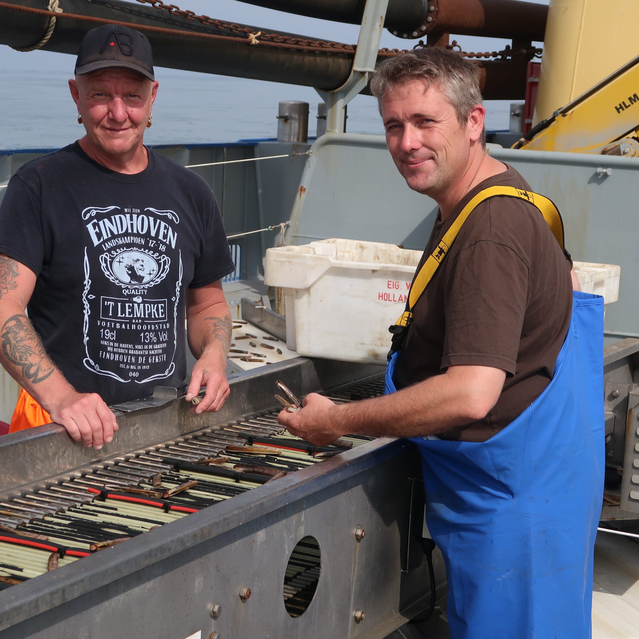 Jorco Schroevers (links) en René Wesdorp bezig met het sorteren van de mesheften. (Foto W.M. den Heijer)