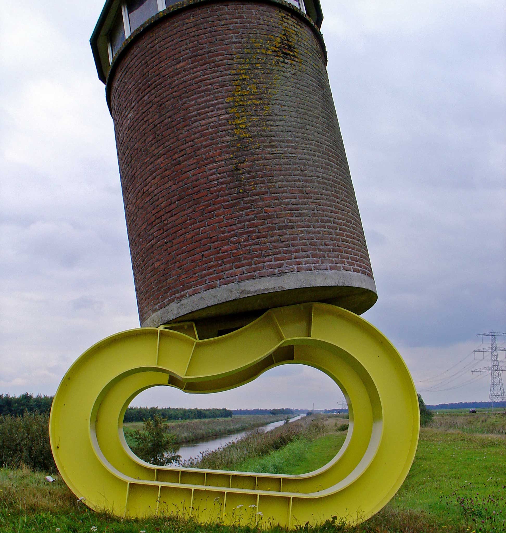 Het A.G. Wildervanckkanaal wordt gekenmerkt door dit kunstwerk, genaamd waving not drowning. (Foto Wikipedia)