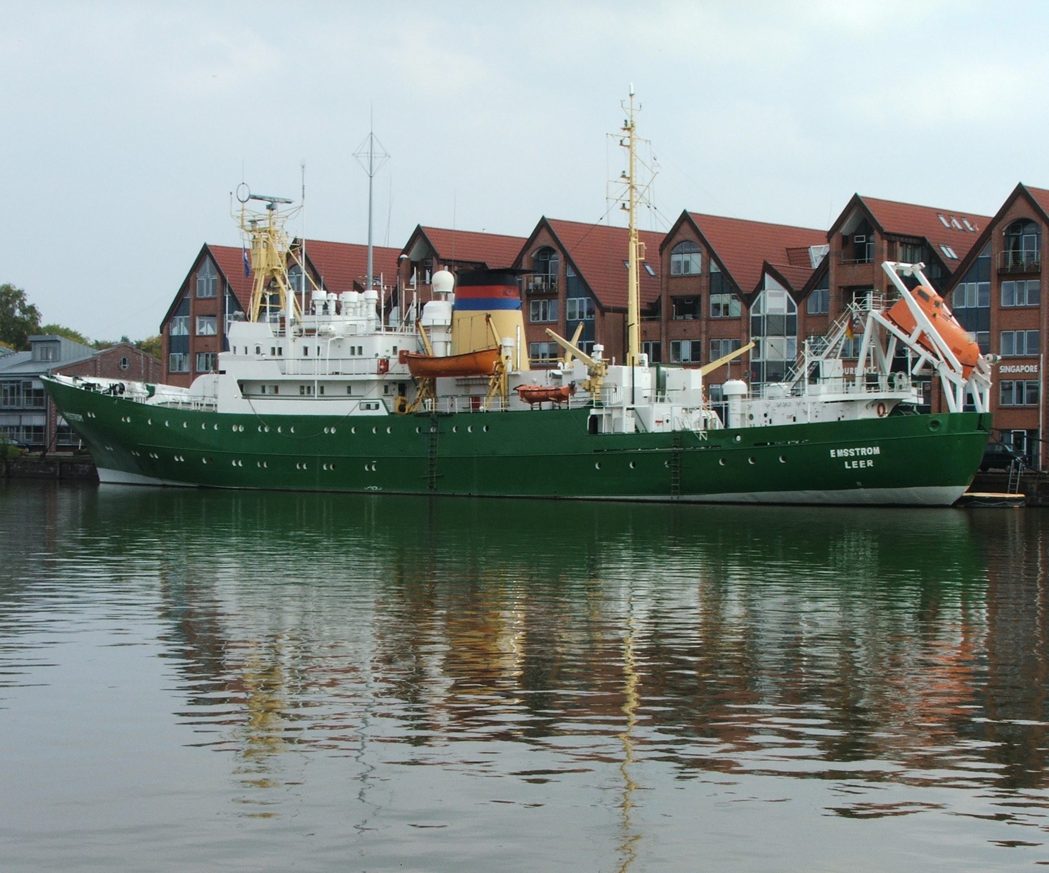 De Emsstrom toen ze nog als opleidingsschip in Leer lag. (Foto Wikipedia)