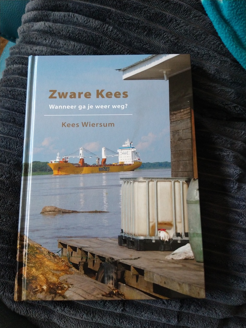 ‘Zware Kees - wanneer ga je weer weg’ (ISBN 9789059612389) is uitgegeven door De Alk.