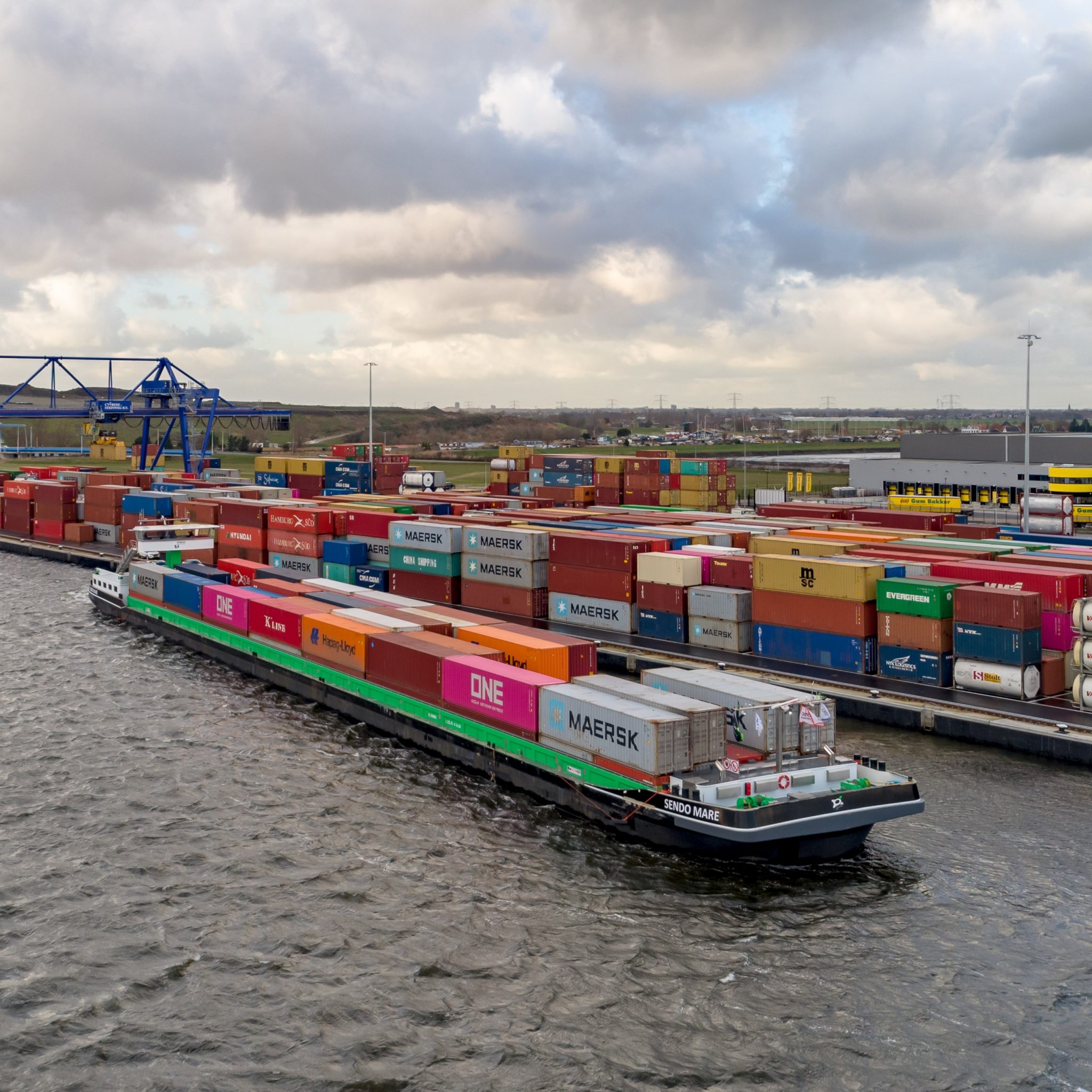 De Sendo Mare van Sendo Shipping vertrekt bij de containerterminal van CTVrede. (Foto's CTVrede)