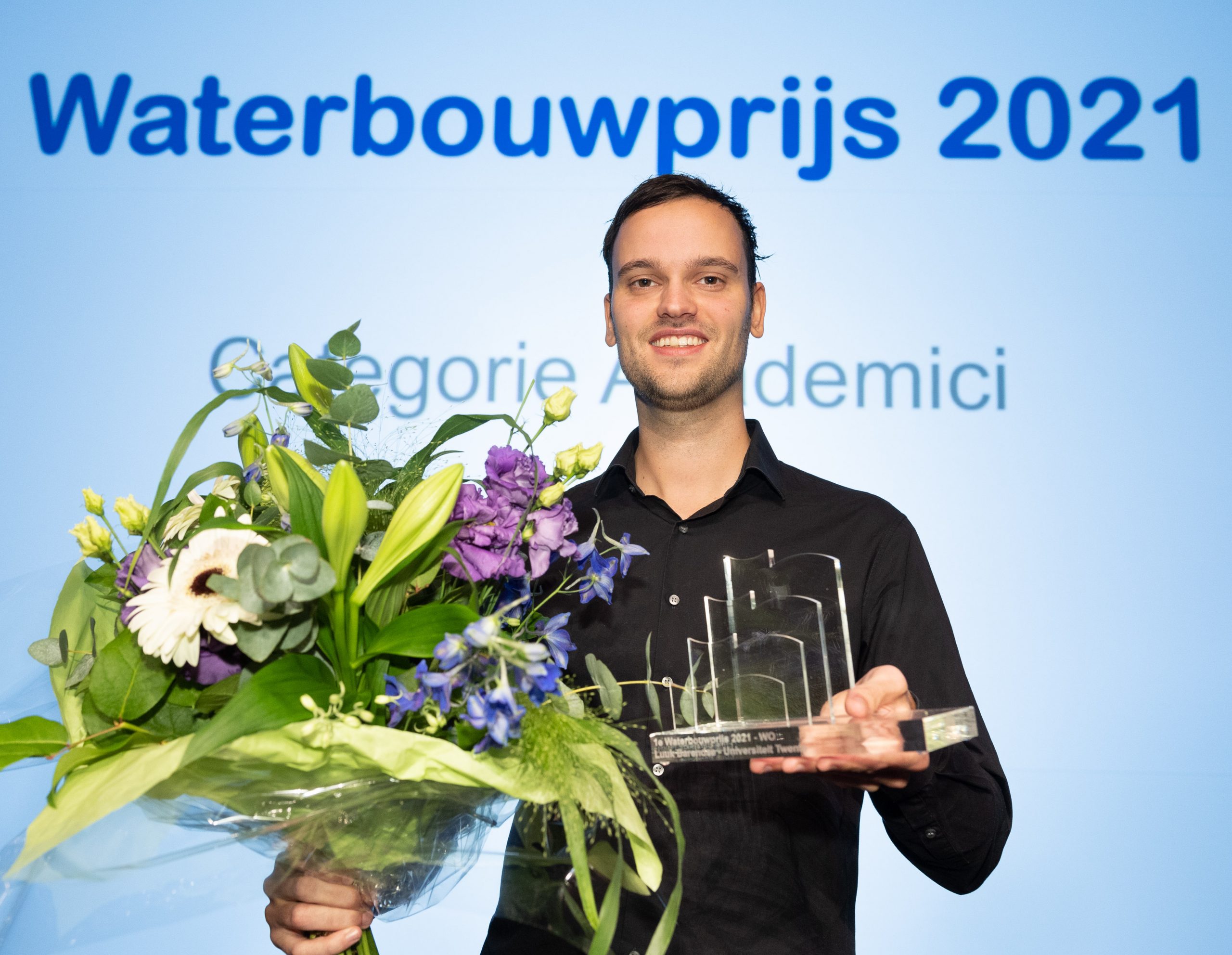 Luuk Barendse met de Waterbouwprijs 2021 in de categorie WO. (Foto Waterbouwers)