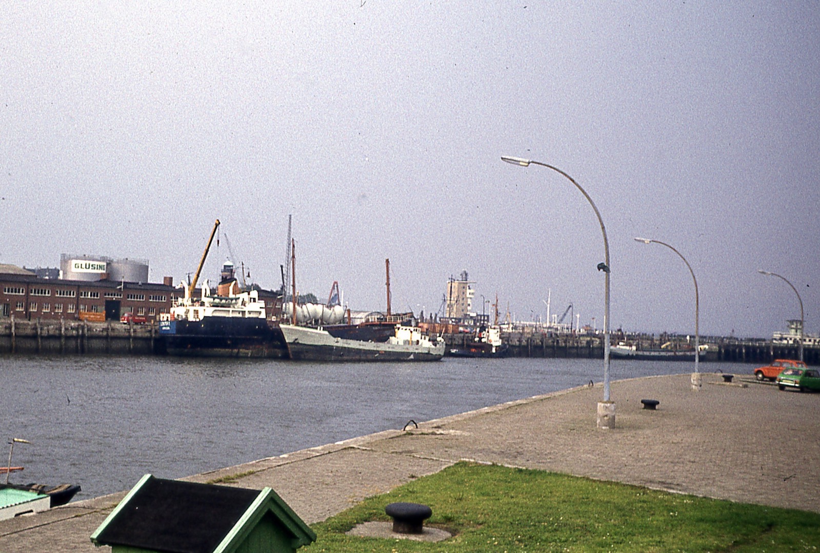 Mijn eerste scheepje, de Michel S, in 1977 buitenop bij een groter schip in Cuxhaven.