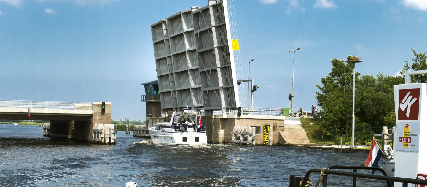 De Leimuiderbrug in de Ringvaart van de Haarlemmermeer is eerder dit jaar aangesloten op de bediencentrale in Heerhugowaard. Dat levert volgens omwonenden vooral lange files op. (Foto Wikimedia)