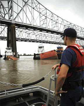 De kustwacht houdt een oogje in het zeil bij de bergingsoperatie op de Mississippi in 2008. (Foto New Orleans History)