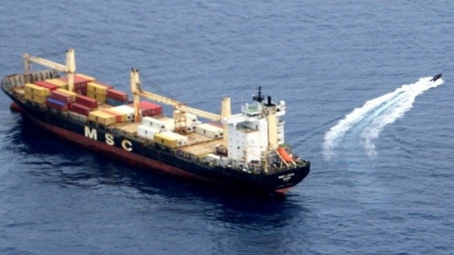 Een piratenboot vlucht weg van de MSC Lucia. (Foto Russische Marine)