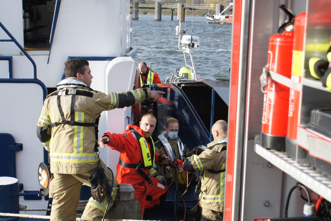 Brandweermannen zijn met man en macht bezig om voldoende pompen in het schip te krijgen om te voorkomen dat het zinkt. (Foto Venema Media)