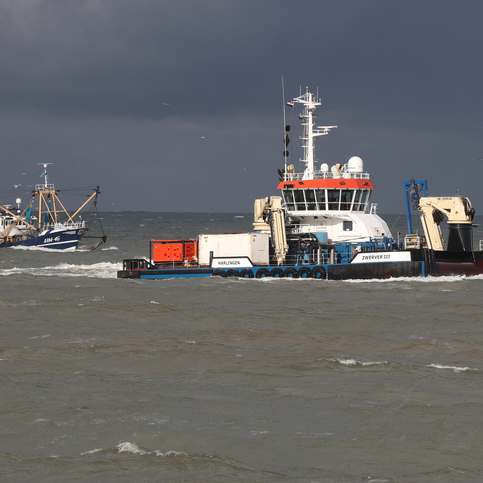 Het offshorevaartuig Zwerver III van Van Stee uit Harlingen met de garnalenkotter ARM-46 in haar kielzog in de aanloop naar Scheveningen. (Foto Bram Pronk)