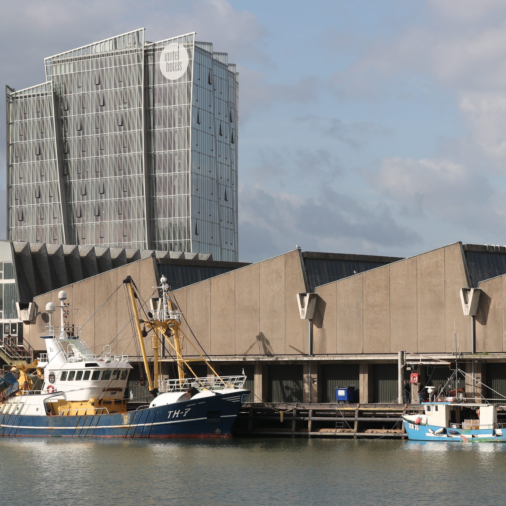 De TH-7 na de verkoop van haar laatste vangst aan de visafslag van Scheveningen. (Foto Bram Pronk)