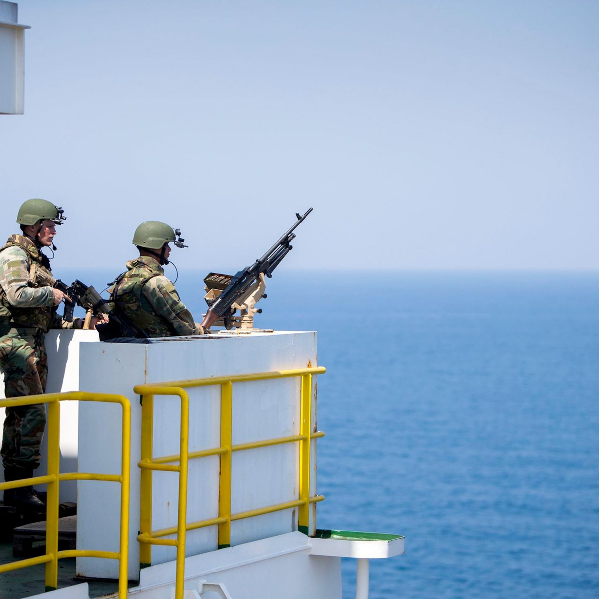 Gewapende Mariniers beveiligen een koopvaardijschip. Vanaf 2022 moet het voor reders ook mogelijk zijn gewapende private beveiligers in te zetten. (Foto Ministerie van Defensie)